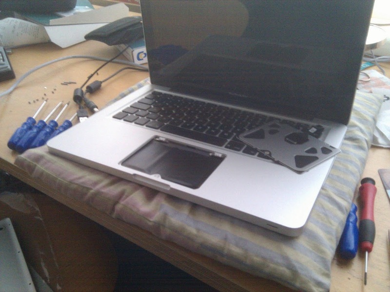 Macbook Pro mit ausgebautem Trackpad